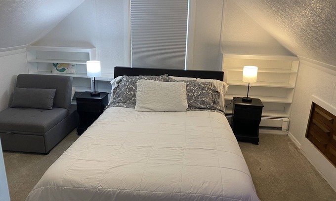 Livingston Apartment | Cozzy Get Away Priv. Apt/St BarnabaS Hosp/NYC/EWR