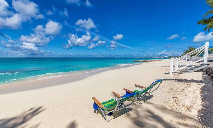 Cockburn Town Apartment | Crabtree #2 - Beachfront Just Outside your Door!