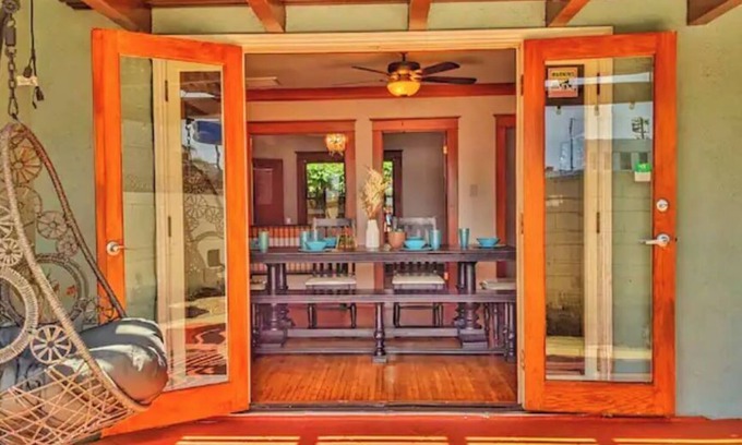 Eastside House | Craftsman 4 Bed/2 Ba. Home Sleeps 10, AC & Parking