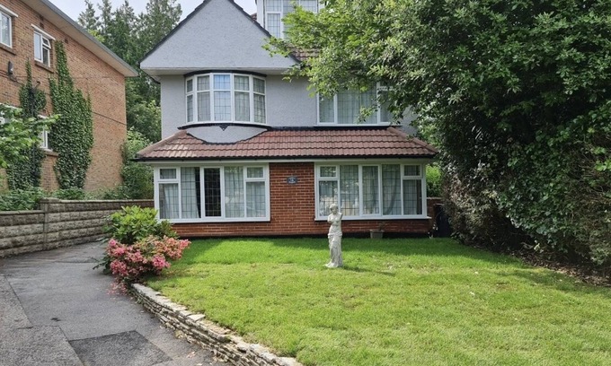 Bournemouth Villa | Cragside Villa with Hot Tub