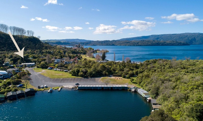 Lake Tarawera House | CRAWFORDS (GREAT LOCATION WITH BOATSHED BAY LAUNCHING RAMP ACROSS THE ROAD)