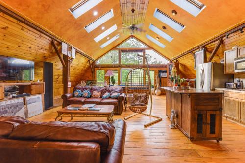 Auburn Apartment | Creativity Nook Rustic Studio 2 Mi to Owasco Lake