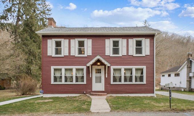 Ligonier House | Creek side 3 bedroom house on the Loyalhanna in Ligonier. Close to Idlewild.
