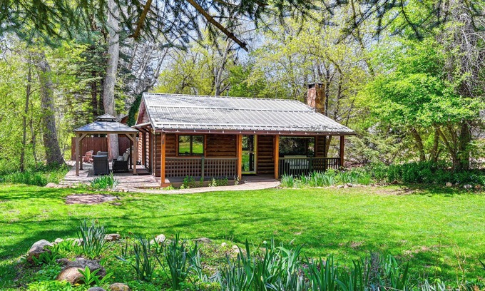 Christopher Creek Cabin | Creekside Cabin Retreat w/Private Deck in Payson