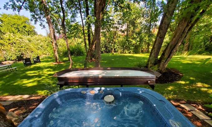 Creswell House | Creekside Escape-Close to UO*Hottub*Wineries*