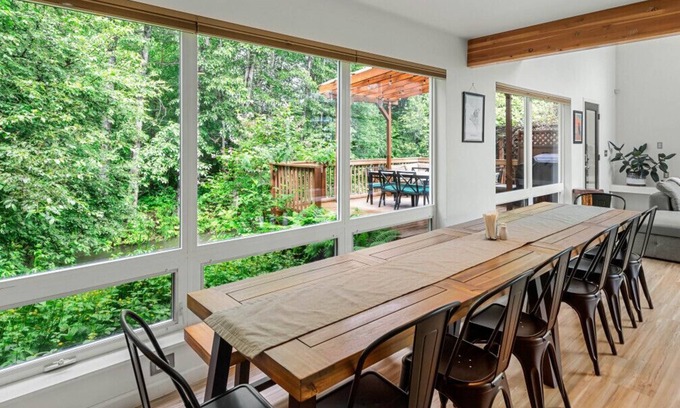 North Star House | Creekside Retreat, King Bed Near Downtown & Trails, sleeps 14!