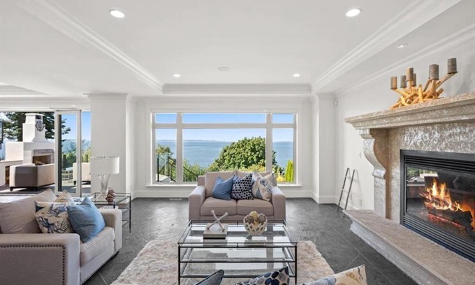 Crescent Beach House | Crescent beach deluxe house