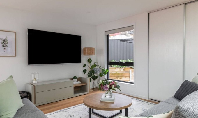 South Launceston House | Crescent Townhouse - newly built + close to LGH
