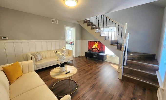 Crestwood House | Crestwood Gem! Family and pets friendly 3-bedroom house with WiFi, AC