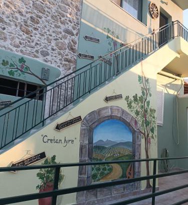 Choudetsi Apartment | Cretan lyre