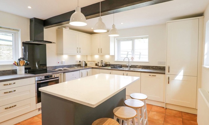 Broadwas Cottage | CREWS HILL HOUSE, character holiday cottage, with hot tub in Alfrick