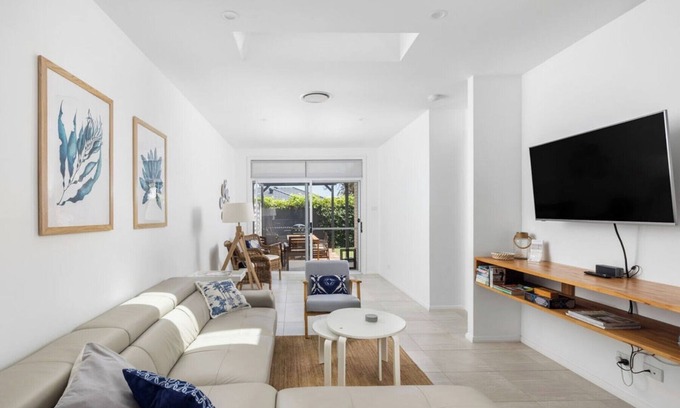 Fingal Bay House | Crisp Stylish Family Villa, near Beach Pets also welcome! Free Wifi+Netflix
