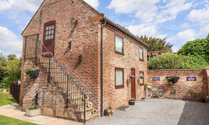 Scawton Cottage | CROFT GRANARY, family friendly, with a garden in Stillington
