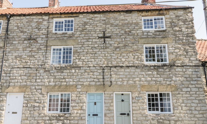 Kirkbymoorside Cottage | CROOKED COTTAGE, pet friendly, with open fire in Kirkbymoorside