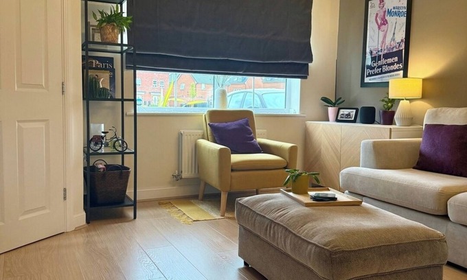 Crosby Apartment | Crosby Calm: Modern 1-Bed Retreat for Solo Stays