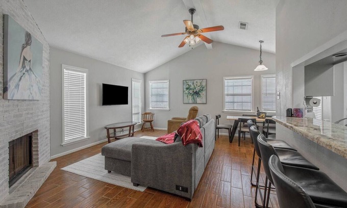 College Station Apartment | Crosstimbers Oasis - 4 miles from Olsen Field