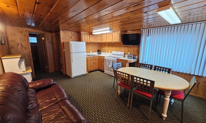 Nevis Cabin | Crow Crest Lodge Resort #5 Waters Edge, Stunning Sunsets, Family Getaway