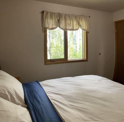 Crowsnest Pass House | Crowsnest River Chalet - Deer