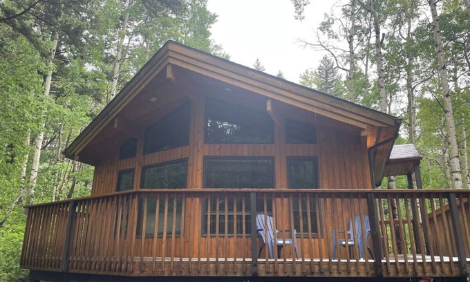 Crowsnest Pass Cabin | Crowsnest Rover Chalet - Grizzly