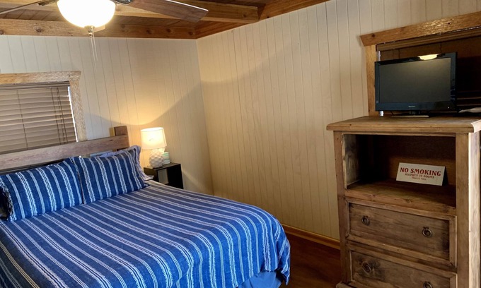 Carrizo Springs Cabin | Crystal cabin. Comfortable quiet cabin 8 miles outside Carrizo Springs.
