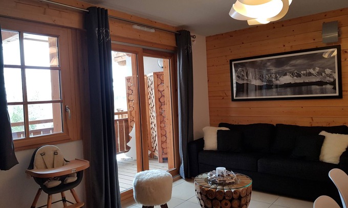 Les Deux Alpes Apartment | CRYSTAL CHALET APPT 52 M2 magnificent view of the Vallée Blanche, ski-in ski-out.