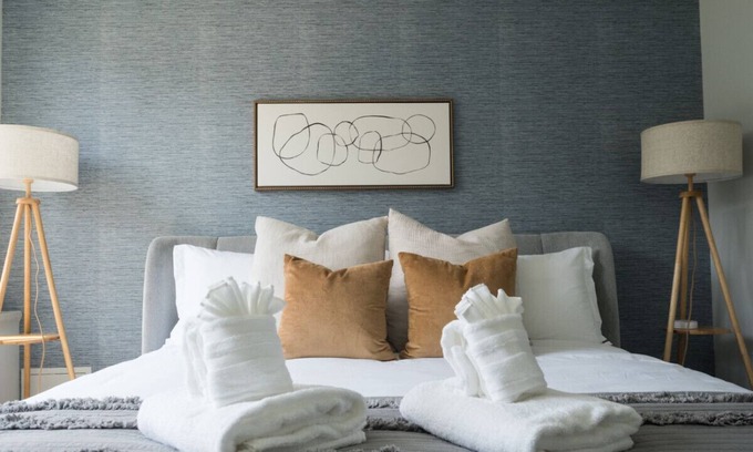 Aurora Highlands Apartment | Crystal City Apartment with Gym and Free Parking