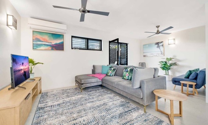Sunshine Beach Apartment | Crystal Shores Unit 1, 200m to beach, dog friendly