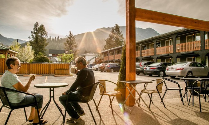 East Kootenay Hotel | Crystal Springs Lodge
