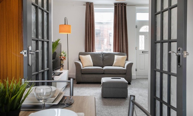 Shafton House | Cudworth House, Barnsley for Contractors & Families (Hosted by: Emu-J stays)