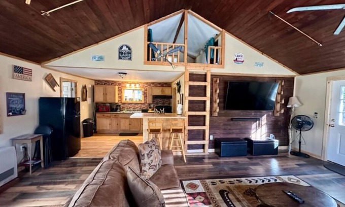Center Ossipee Cottage | Curl up and unwind: The perfect fall foliage escape! Bonus free early check in!