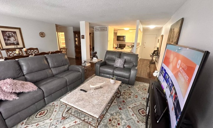 North Central Edmonton Condo | Curved TV | Gym | Parking | Pets | Recliners