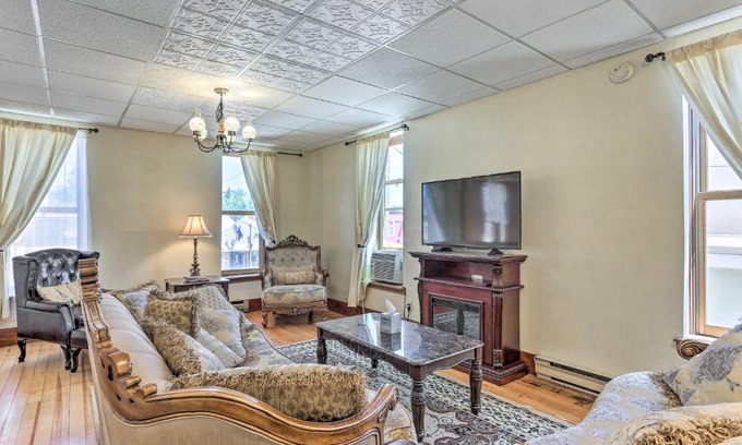 Custer Apartment | Custer Apt in Heart of Town Shop, Dine, Hike