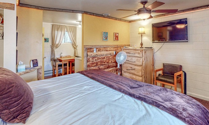 Cedaredge Cabin | Custom cabin with magnificent shared amenities