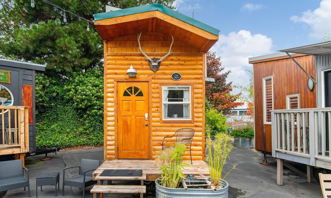 Kerns House | ❤️Custom Tiny w/ Bamboo Vibes, Firepit, Kitchen, Next to PDX's Best Eats✨