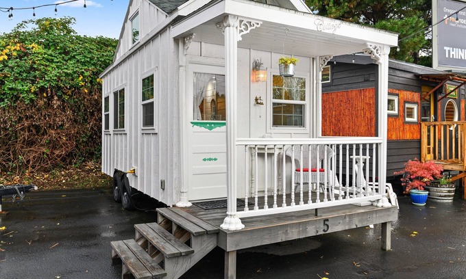 Kerns House | ❤️Custom Tiny w/ Cottage Vibes, Firepit, Kitchen, Next to PDX's Best Eats✨