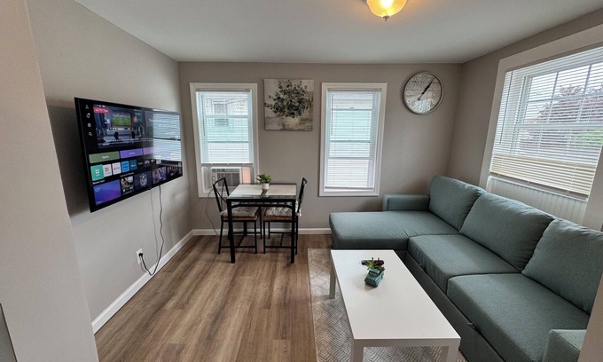 West Haven Apartment | cute 1 bdr cozy apartment queens size bed