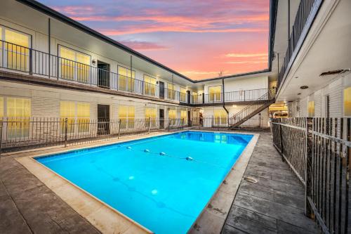 Houston Heights Apartment | Cute and Stylish 1BR Apt with Pool & Free Park