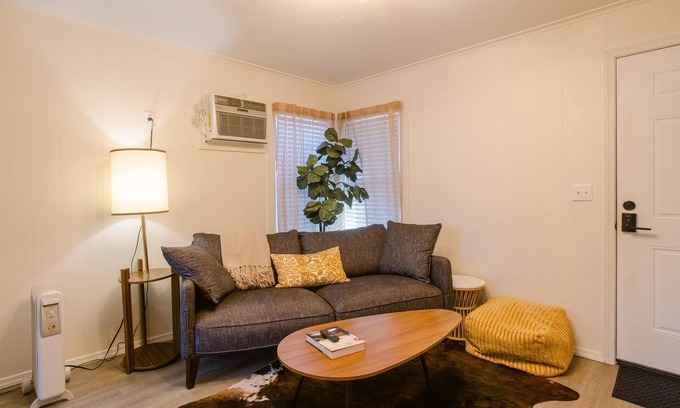 Gold Hill Apartment | Cute apartment directly on the Rogue River with River Access