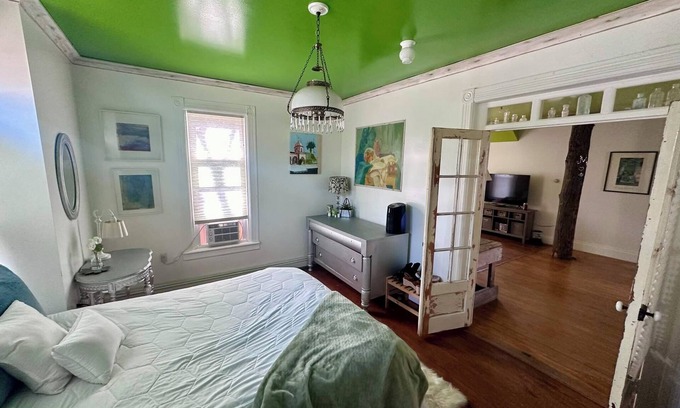 Benzonia House | Cute & Artsy condo 1mi from Beulah, 7mi from Frankfort & 15mi from Crystal Mtn.