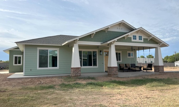 Northgrove House | Cute bungalow on horse property!