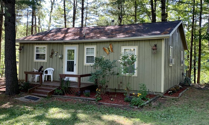 Gladwin Cottage | Cute cabin on the river! steps away for hunting! Book Week/Month for discount!