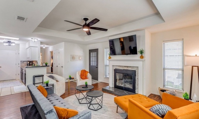 Frisco House | Cute Chic 2B 2B Duplex APT