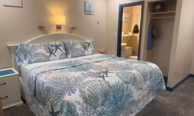 Buzzards Bay Hotel | CUTE, CLEAN KING BED & PRIVATE BATH/WEEKLY/WALK TO MAIN ST.