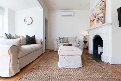 Launceston CBD House | Cute & Comfortable Cottage: Near City with Parking