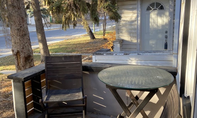 Regina House | Cute comfortable home close to Stadiums, Hospital, RCMP depot.