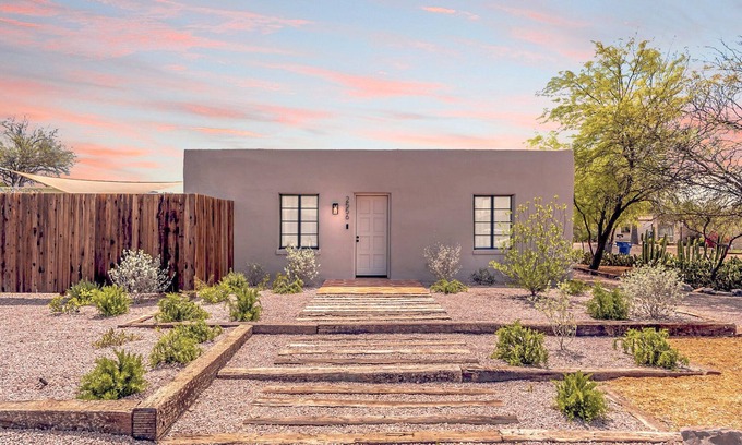 Blenman-Elm House | Cute & Cozy 2BR/1BA Adobe w Firepit Near UA & UMC - Low Summer Rates! 🏡🌵🌞