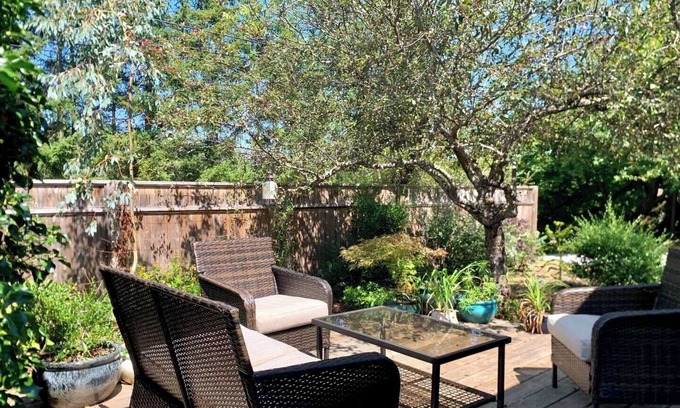 Ganges House | Cute & cozy Salt Spring Island cottage. 5 min walk to town & park trails.