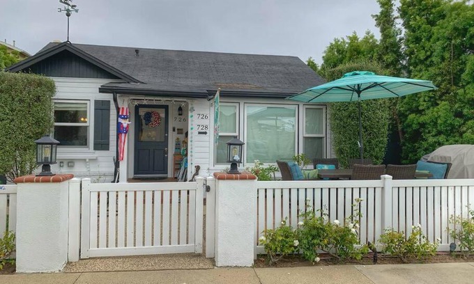 Huntington Beach House | CUTE HOME 7 BLOCKS TO BEACH . XBOX . BIKES . PETS