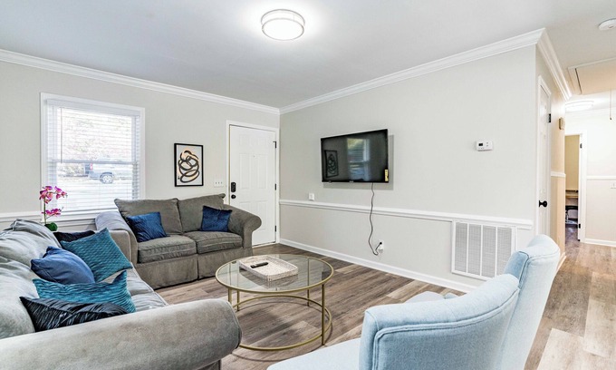 North Raleigh House | Cute home w firepit & king bed -starts at 3.5k/month