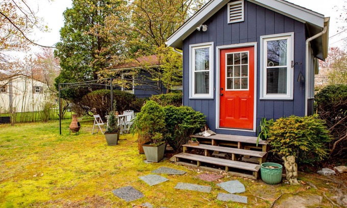 Narragansett House | Cute ranch located in Mettatuxet w/central a/c
